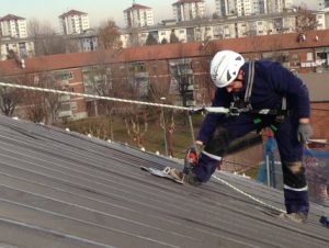 Installazione su fune senza opere provvisionali gli operatori sono sempre vincolati alla fune di sicurezza ed eseguono le lavorazioni