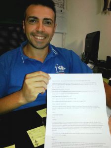 il Tea Leader mostra il decreto che fornisce la guida tecnica per come devono essere realizzati i sistemi di sicurezza anticaduta Linea Vita